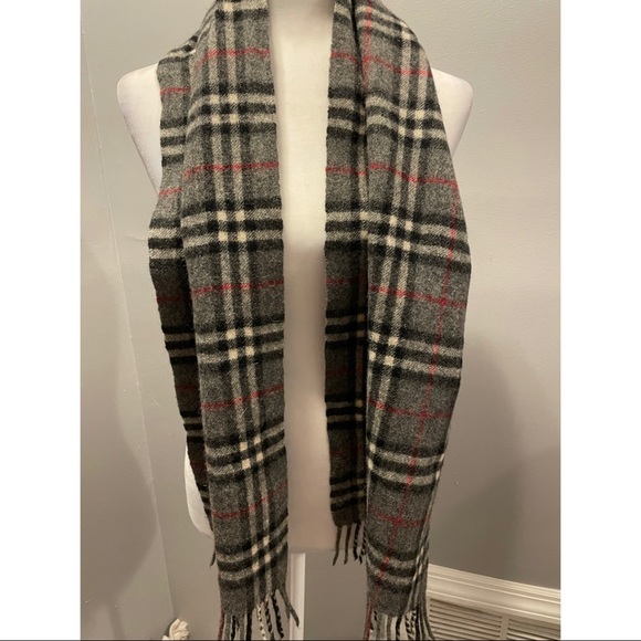 Burberry’s Wool Scarf Classic Nova check in a neutral dark grey 62 in! - Picture 2 of 5